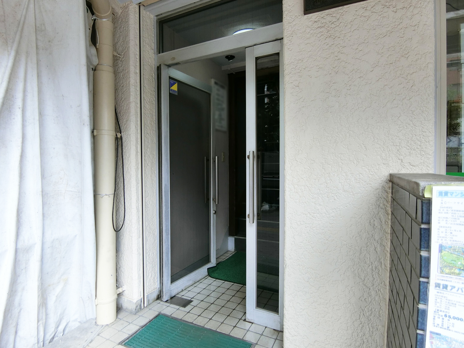 オフィスビル出入口