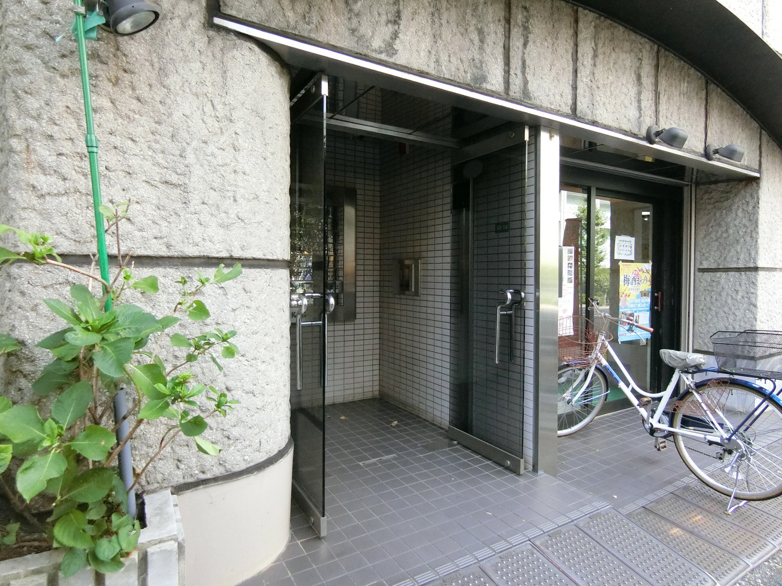 オフィスビル出入口