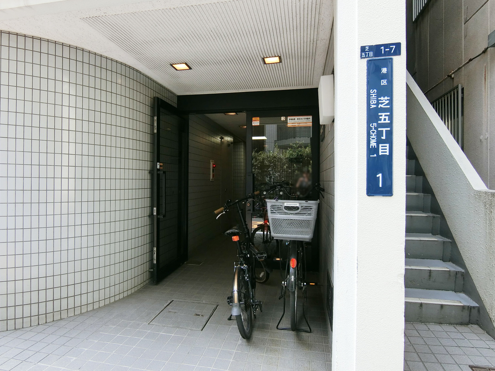 オフィスビル出入口