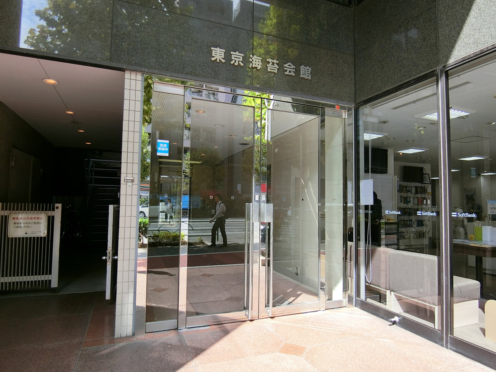 オフィスビル出入口