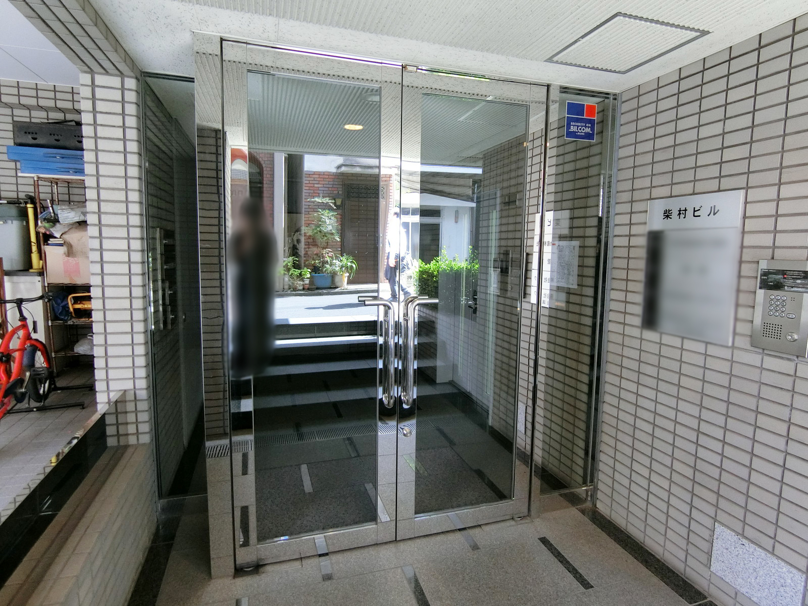 オフィスビル出入口