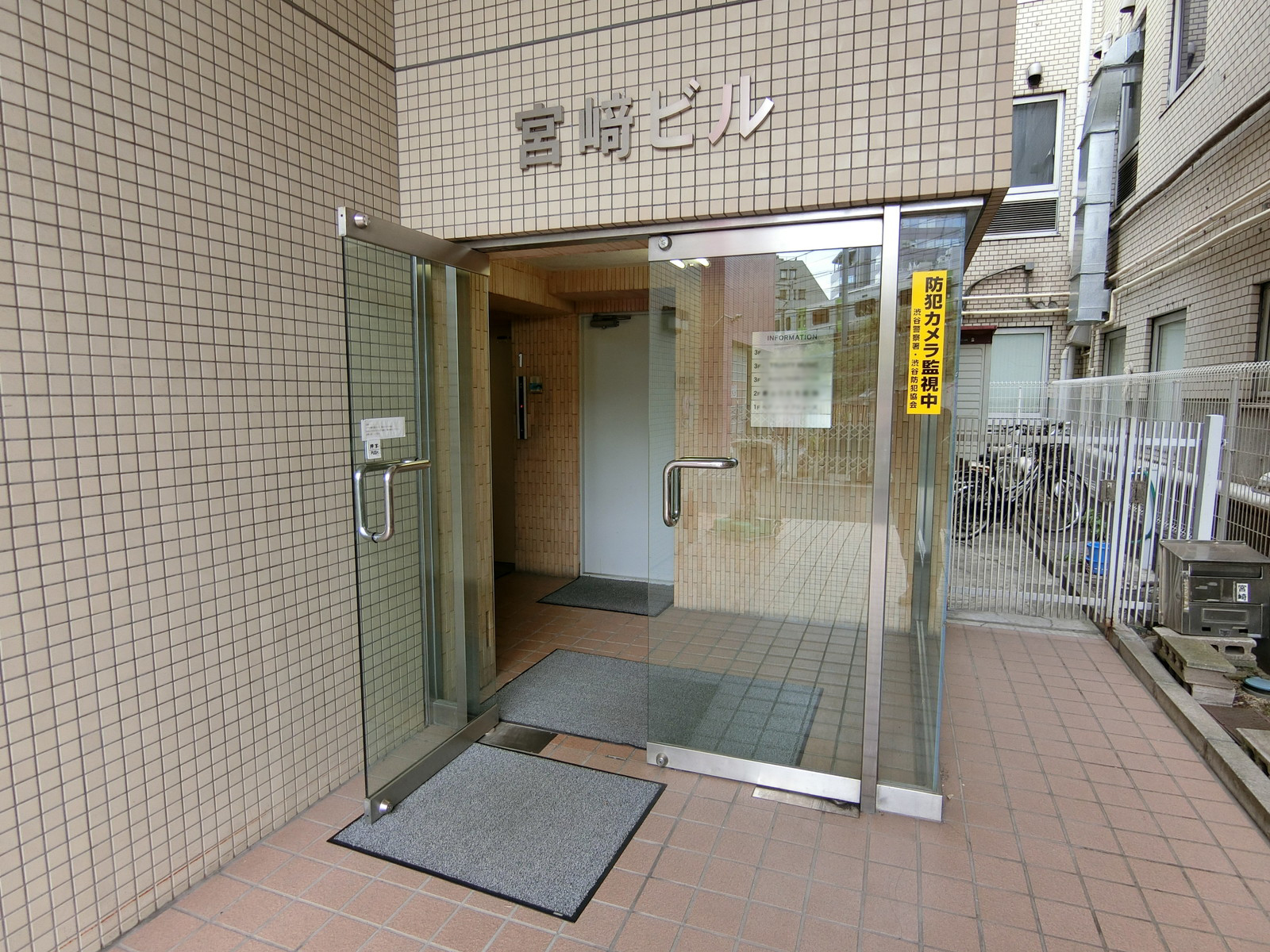 オフィスビル入り口