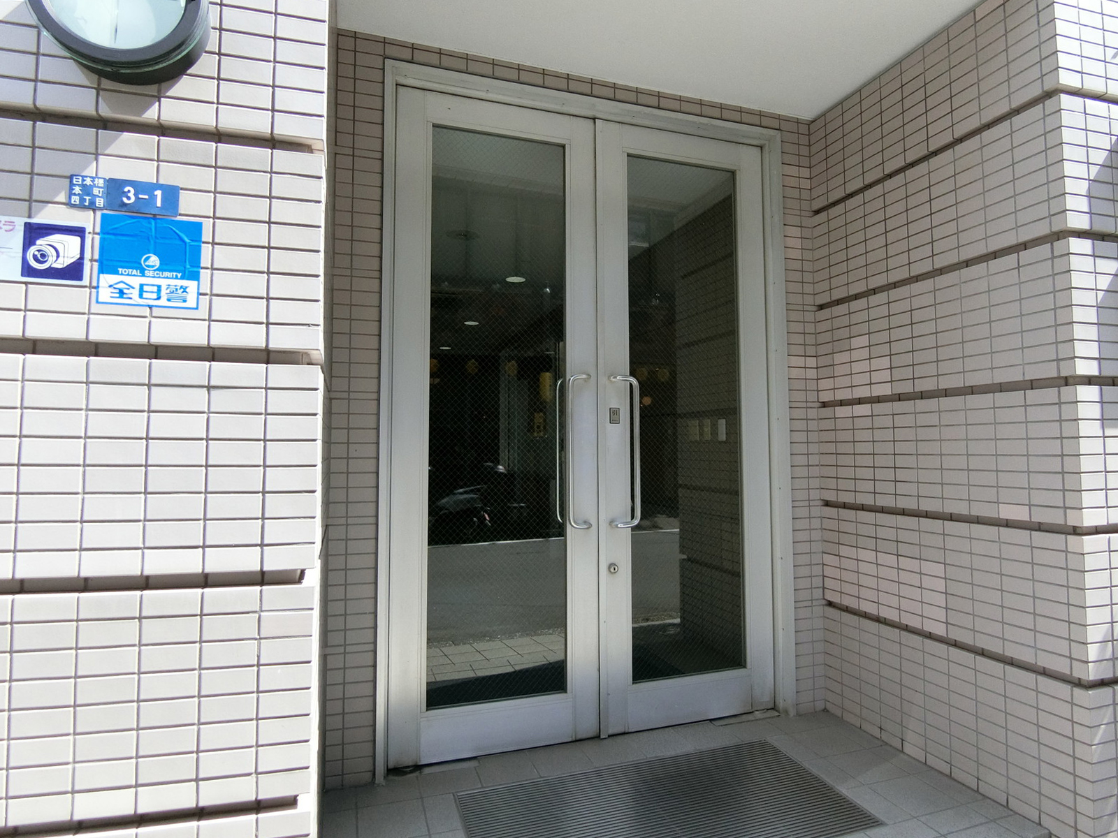 オフィスビル出入口