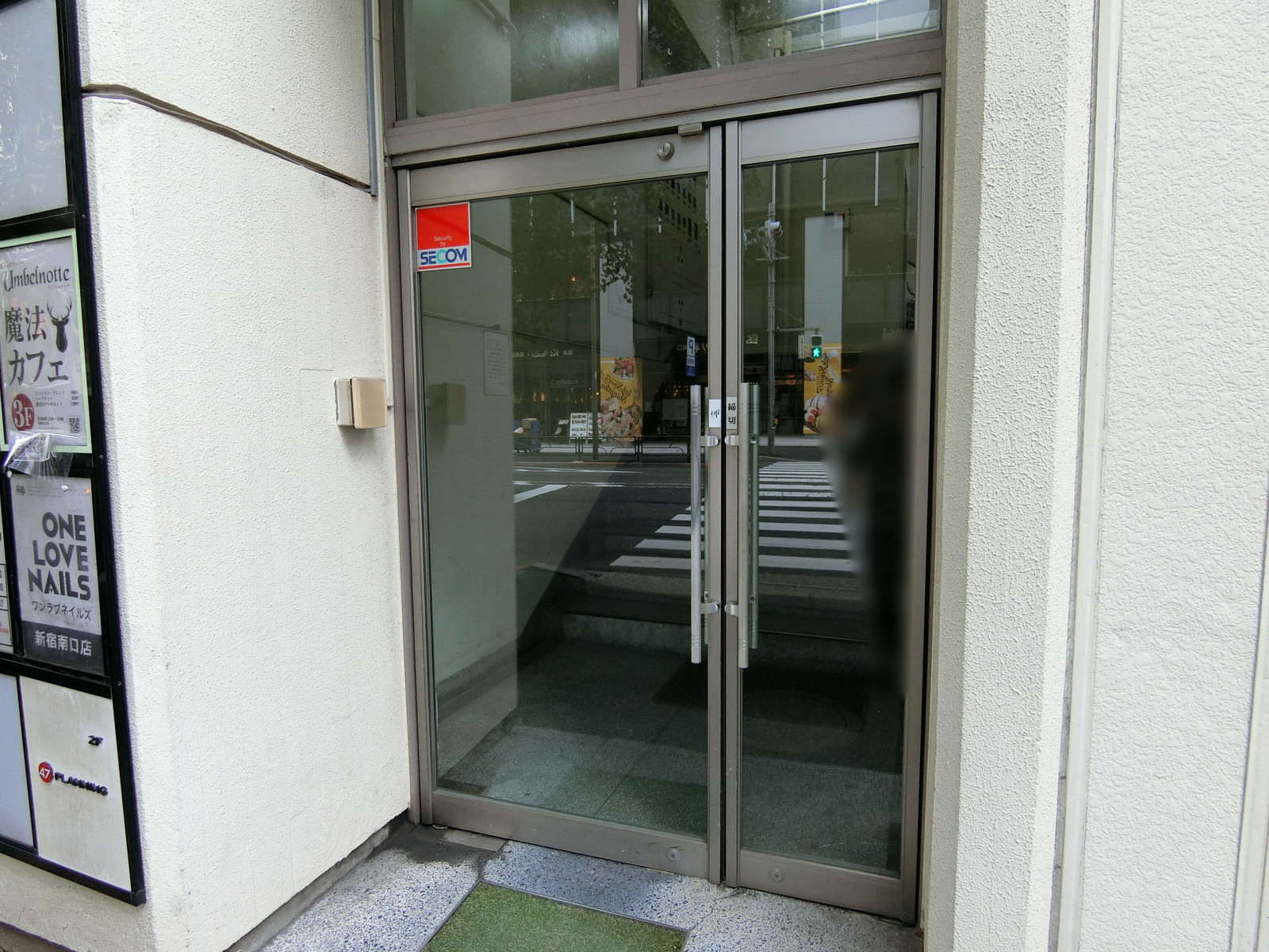 オフィスビル入り口