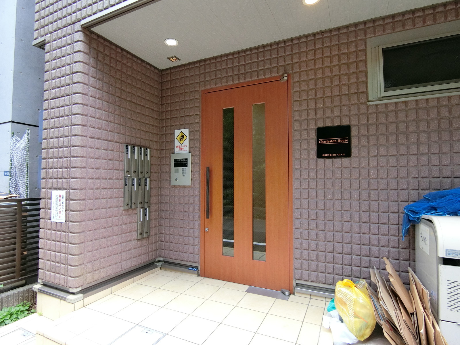 オフィスビル入り口