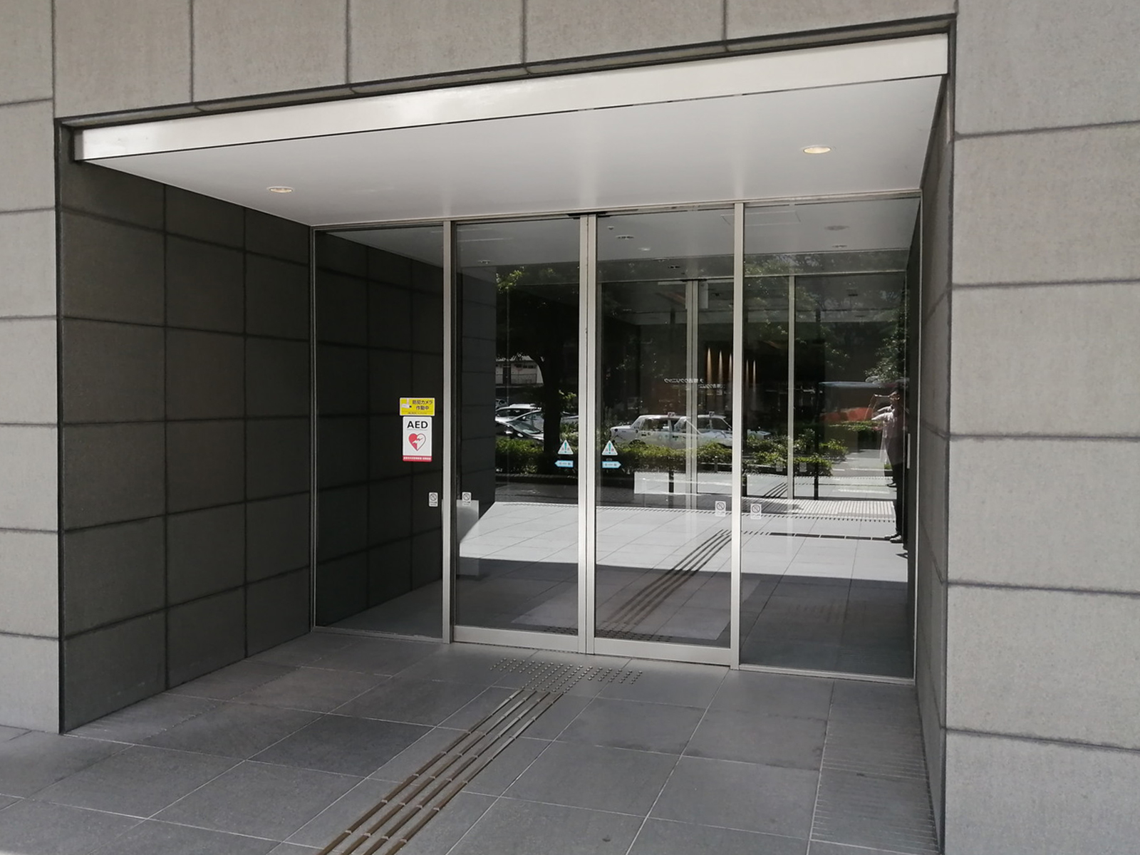 オフィスビル出入口