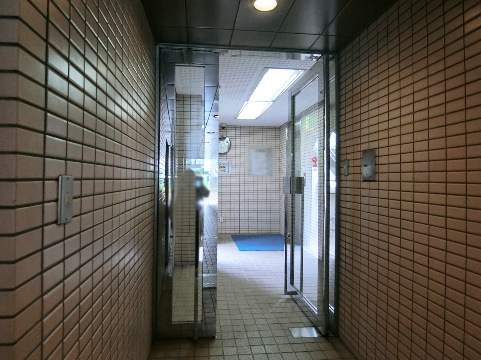 オフィスビル出入口