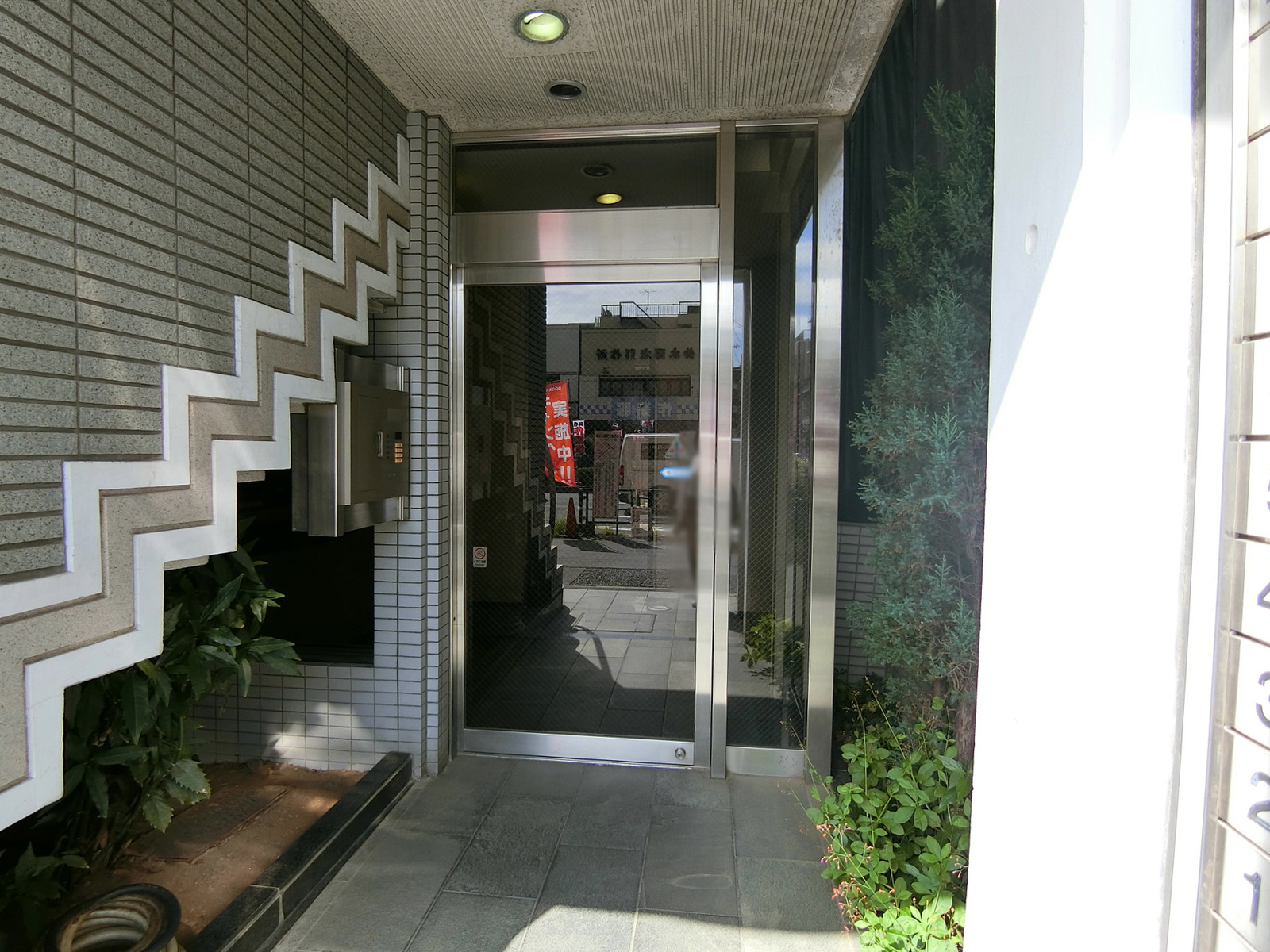 オフィスビル出入口