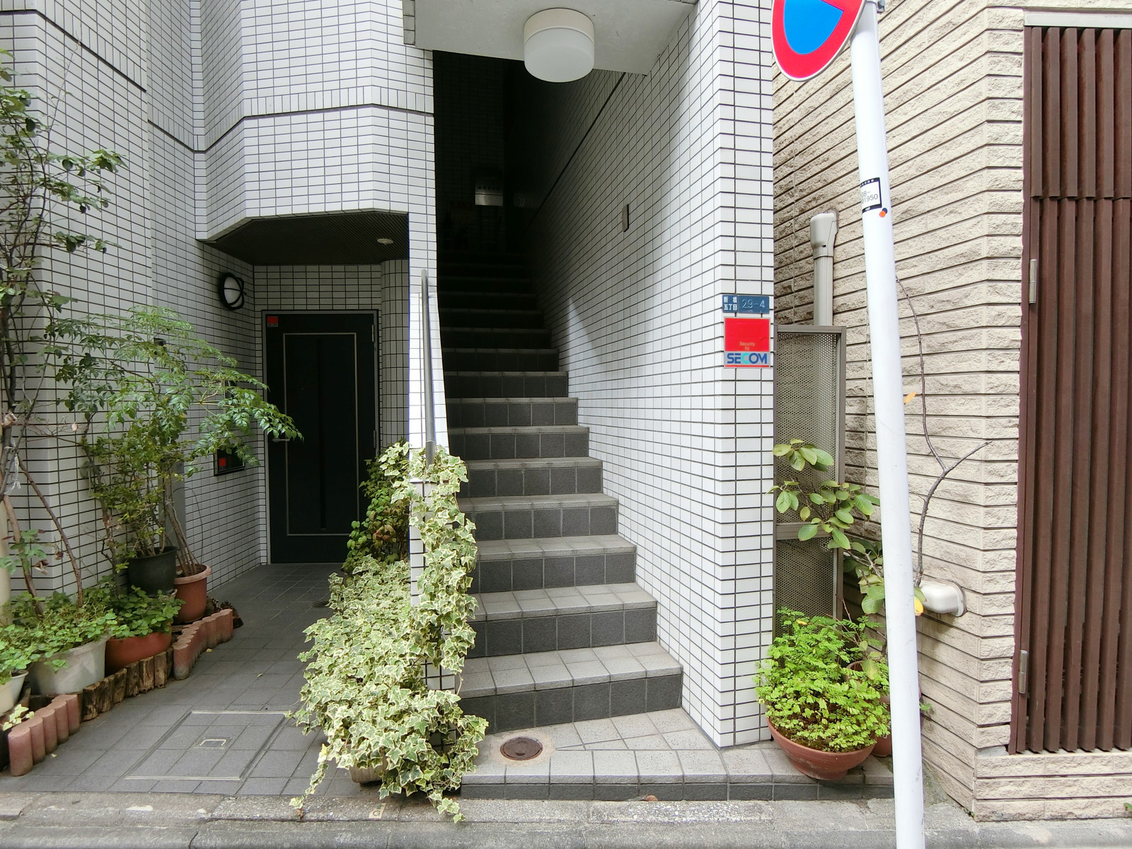 オフィスビル出入口