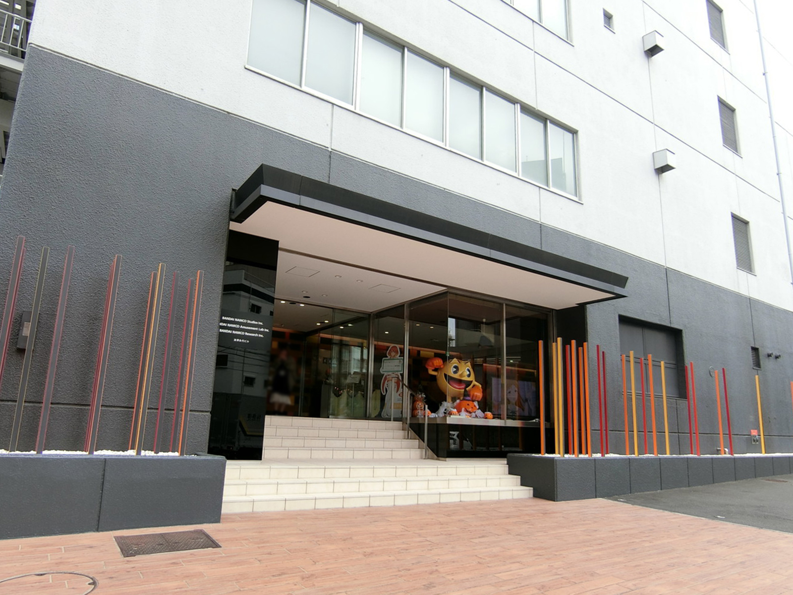 オフィスビル出入口