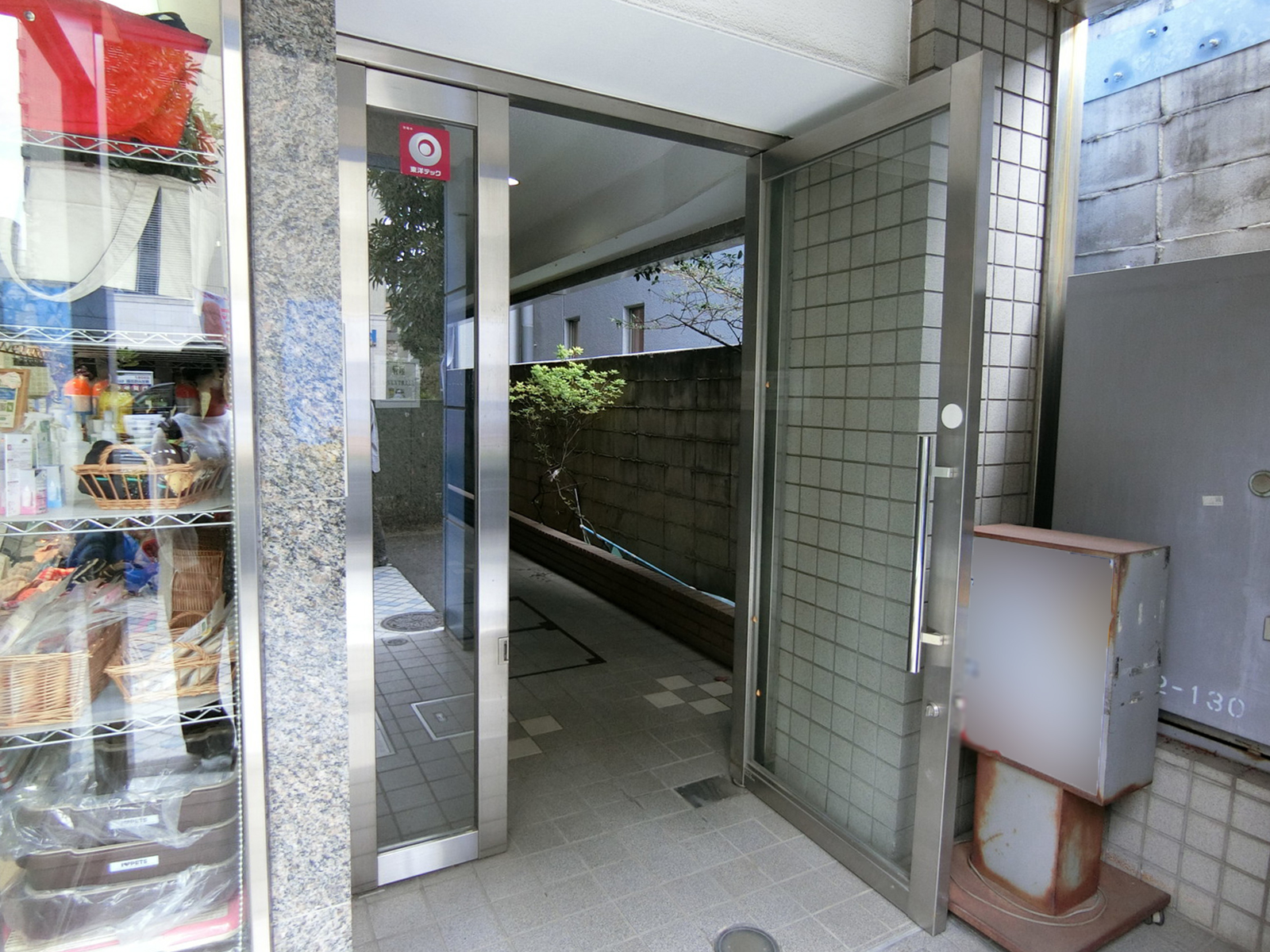 オフィスビル出入口