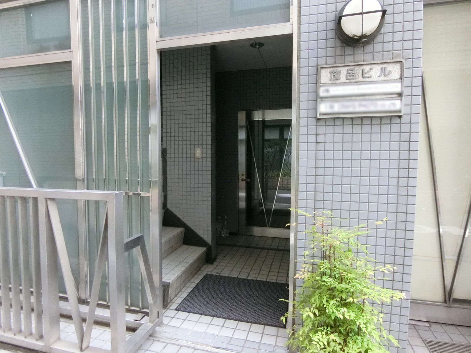 オフィスビル出入口