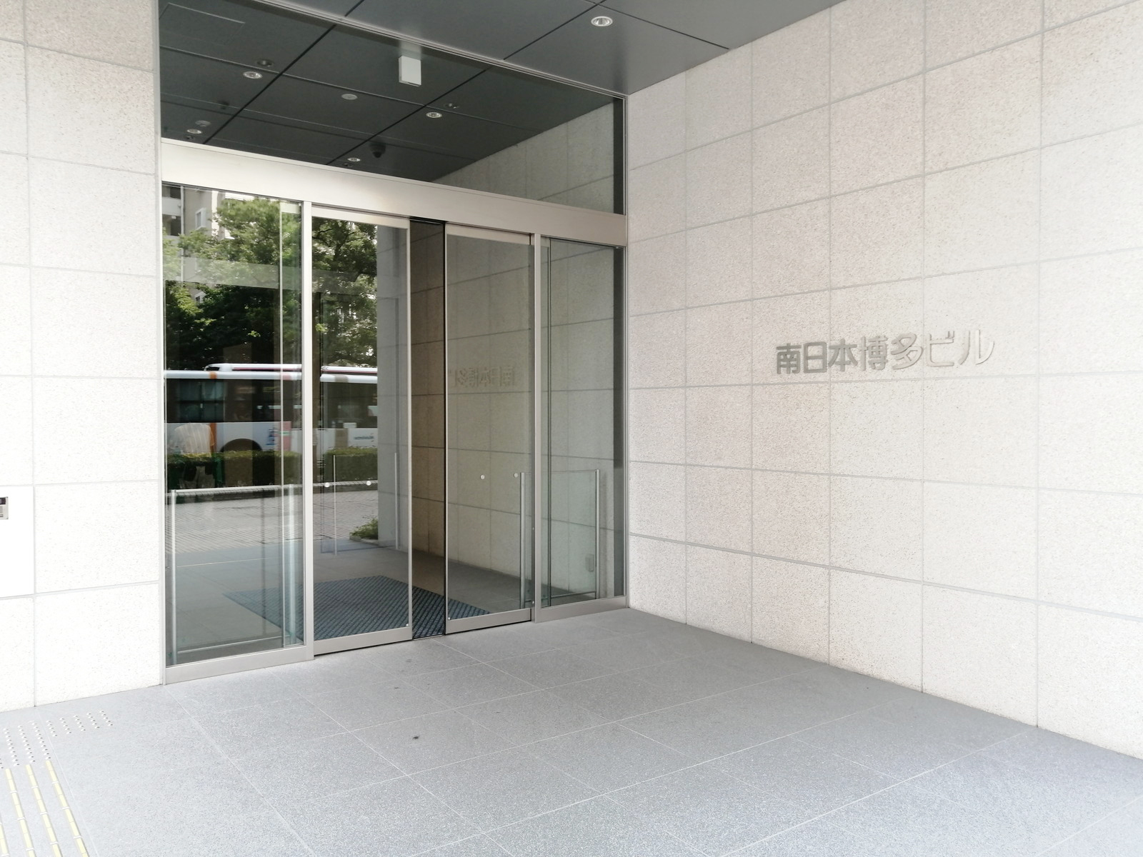 オフィスビル出入口