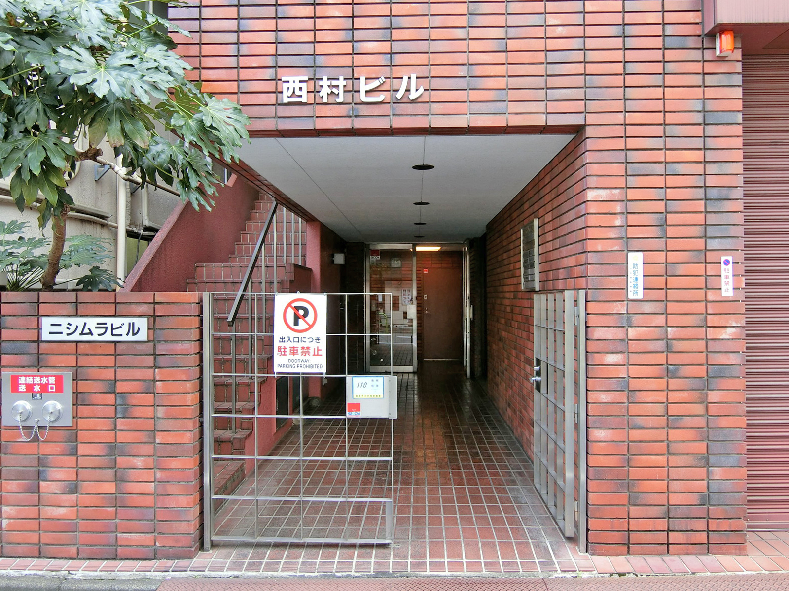 オフィスビル出入口
