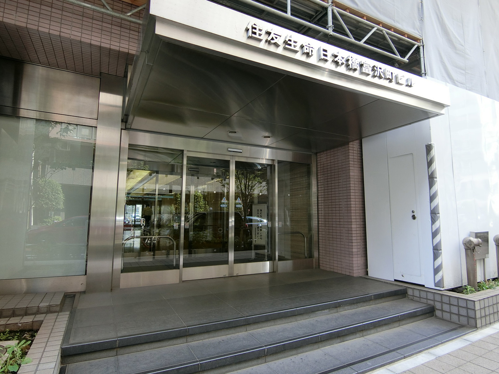 オフィスビル出入口