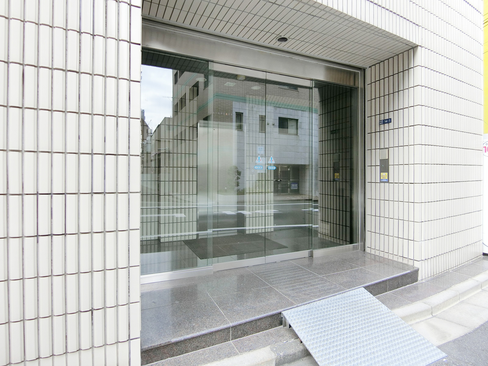 オフィスビル出入口