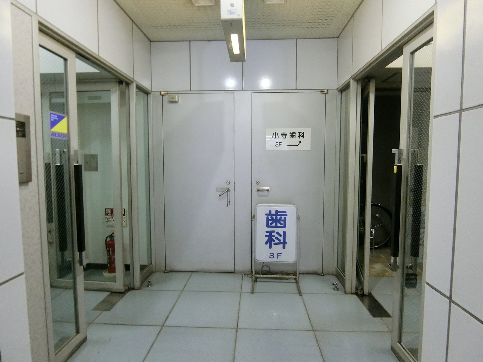左右にエレベーターホール