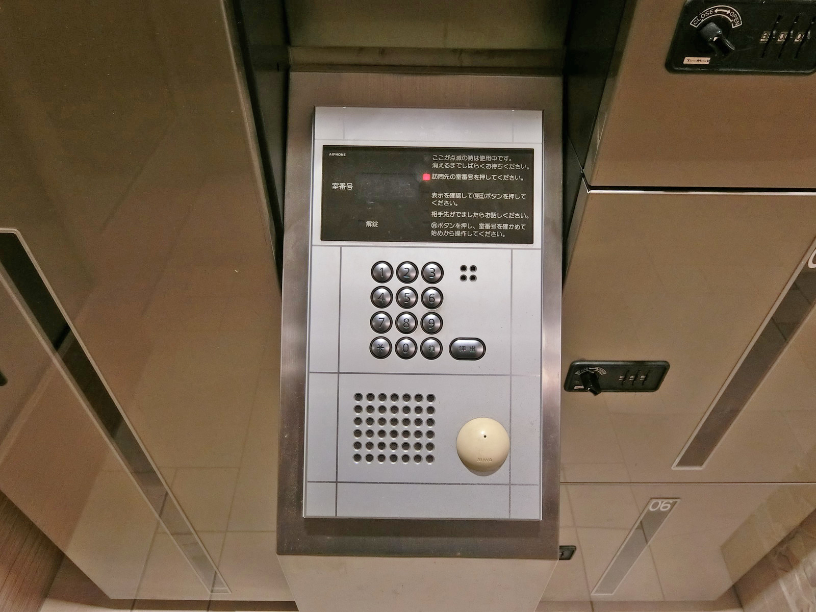 エントランスはオートロック式