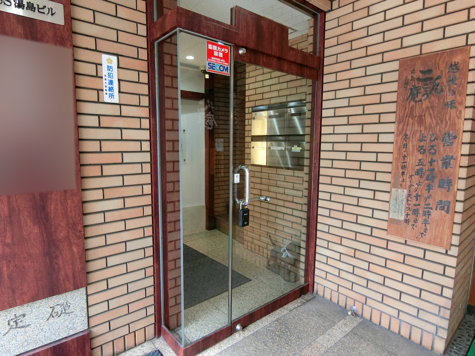 オフィスビル出入口
