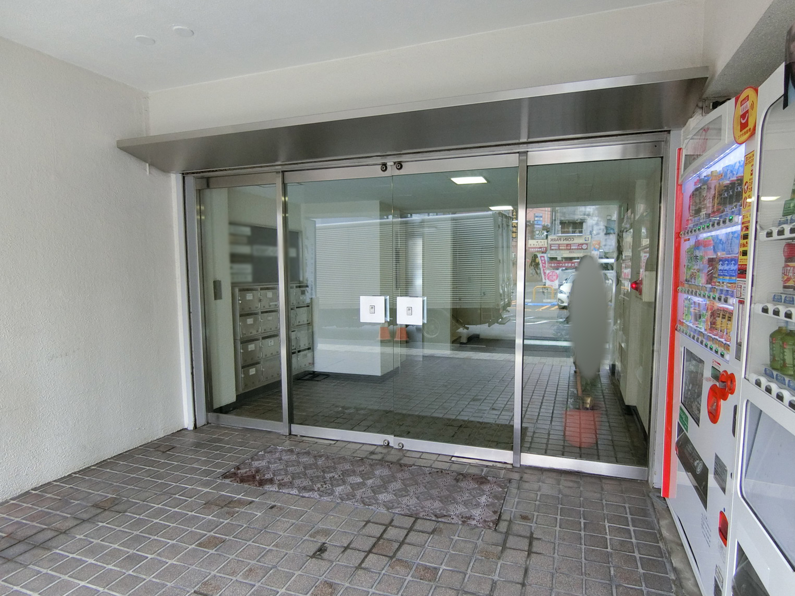 オフィスビル出入口
