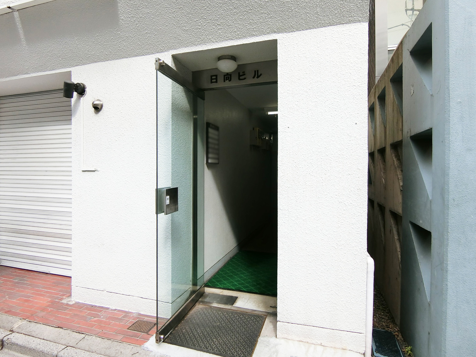 オフィスビル出入口
