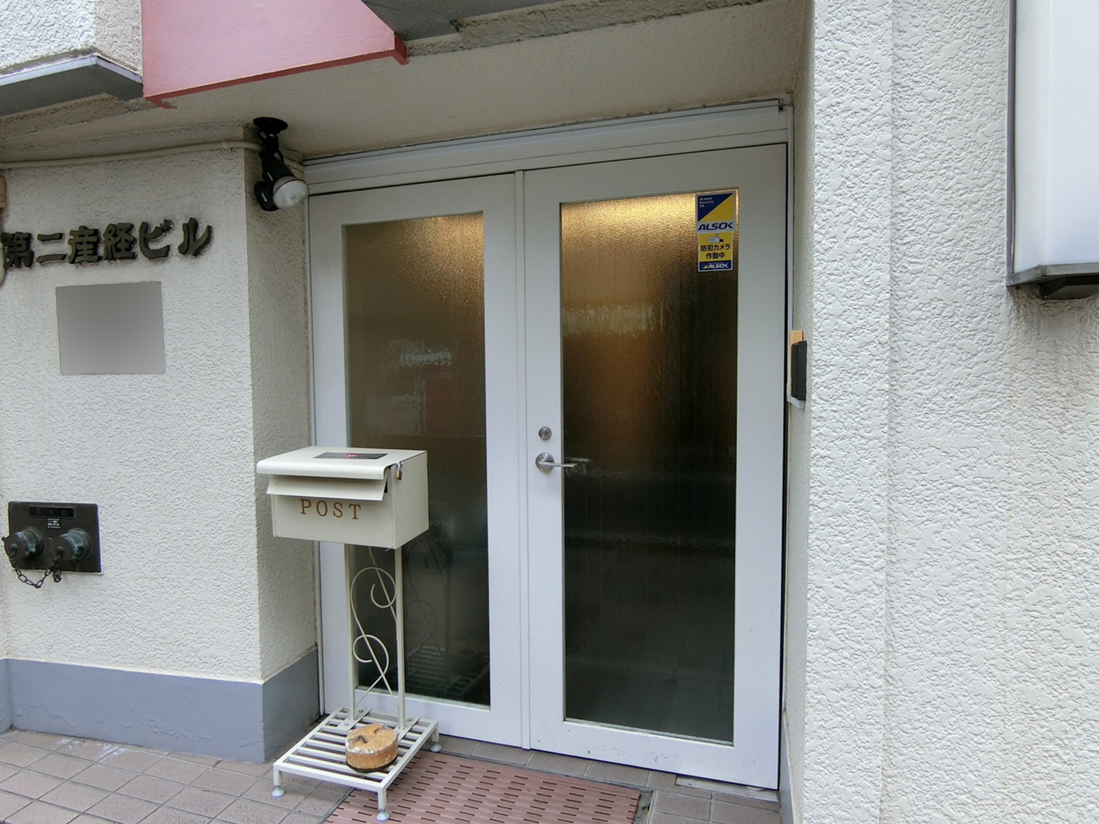 オフィスビル出入口