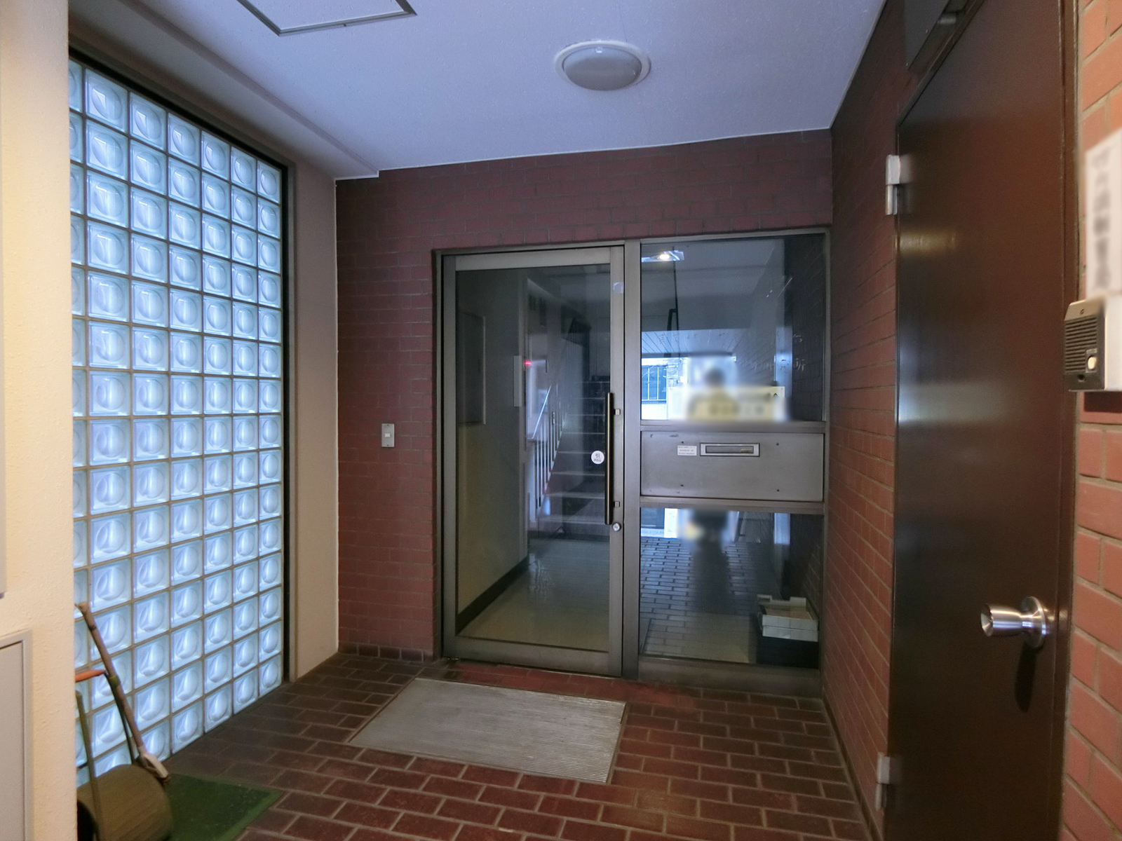 オフィスビル出入り口