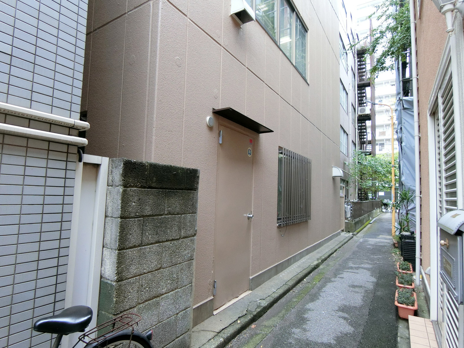 ビル裏の1階の様子