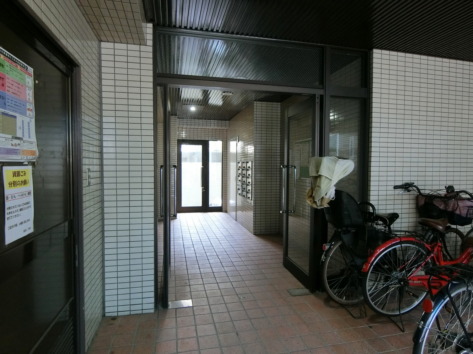 オフィスビル出入り口