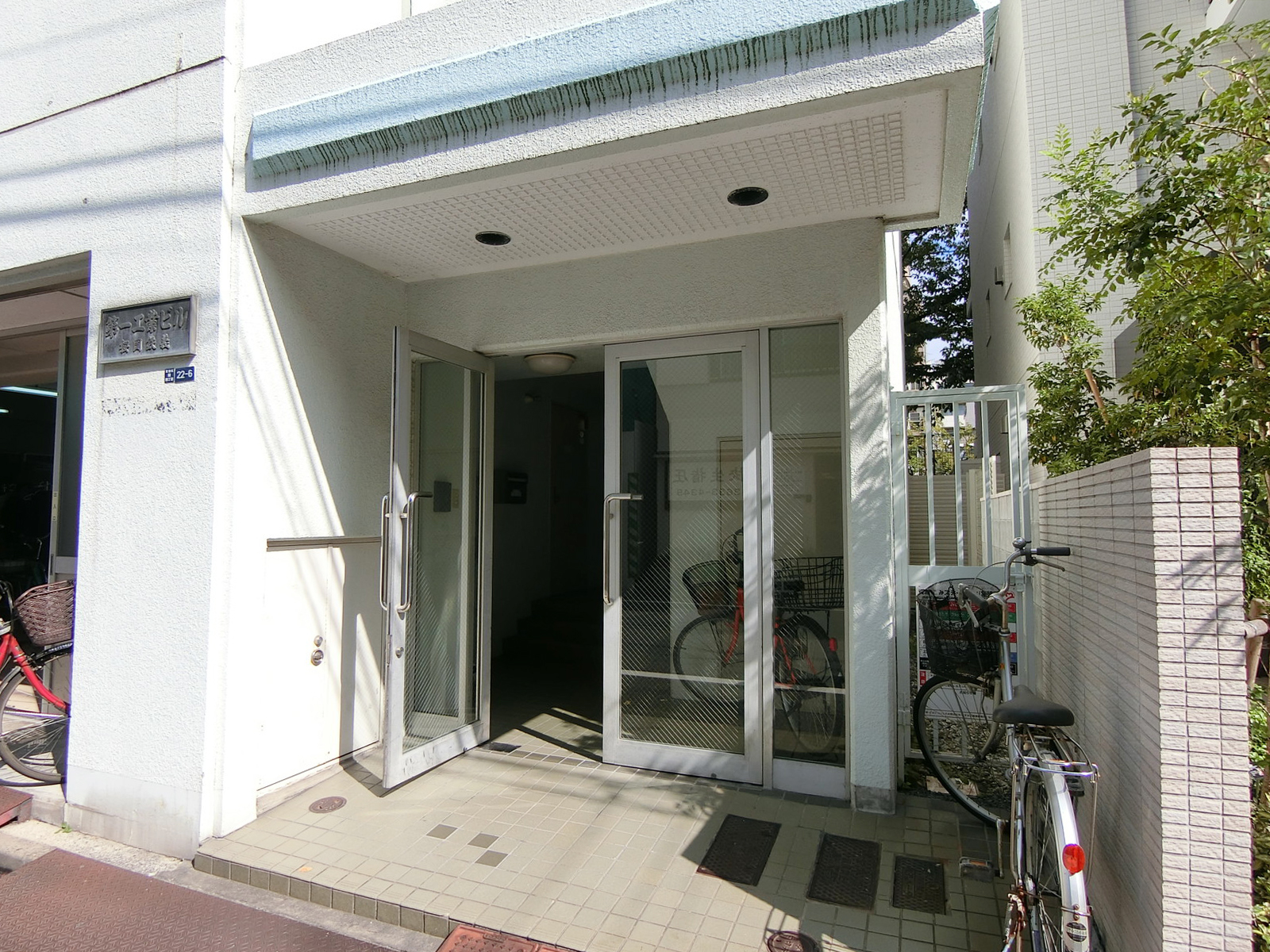 オフィスビル出入り口