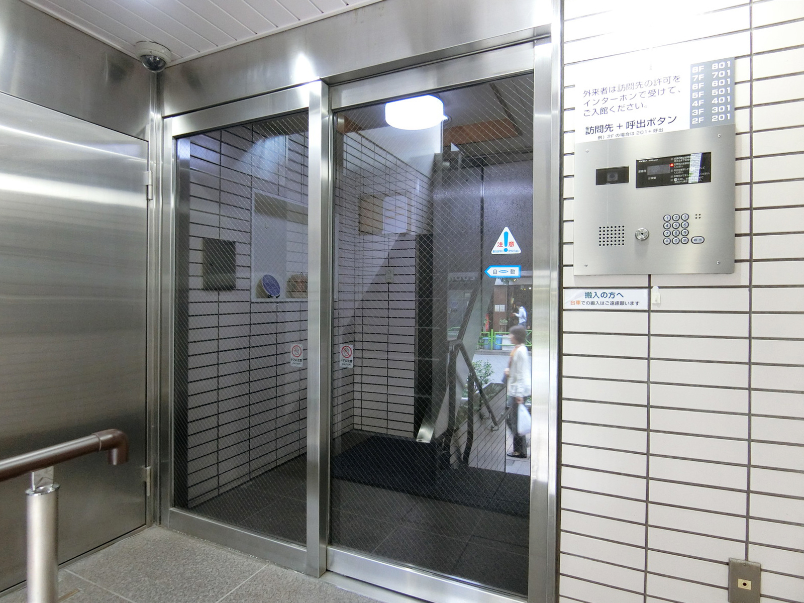 オフィスビル出入口