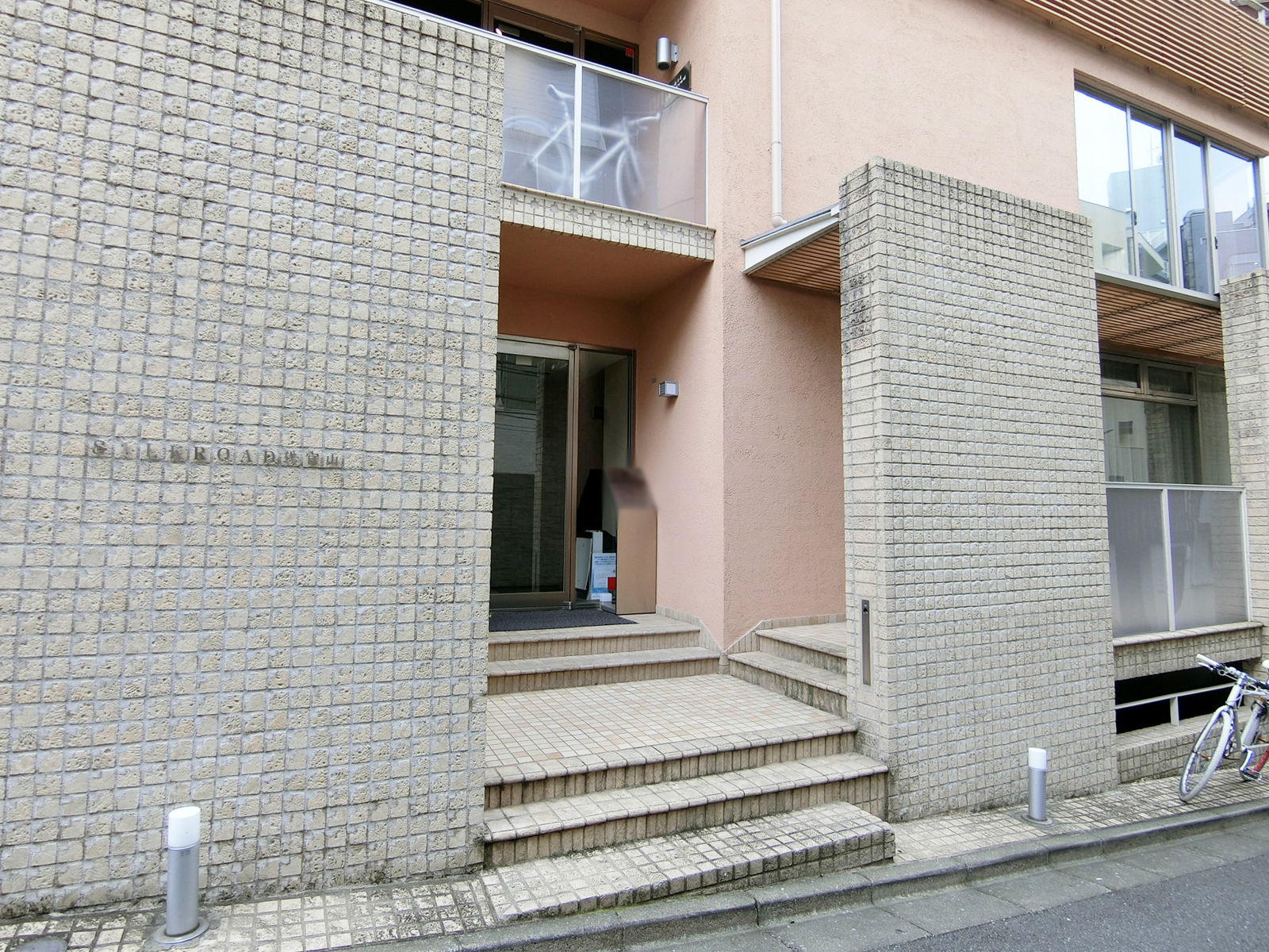 1階のデンタルクリニック出入口