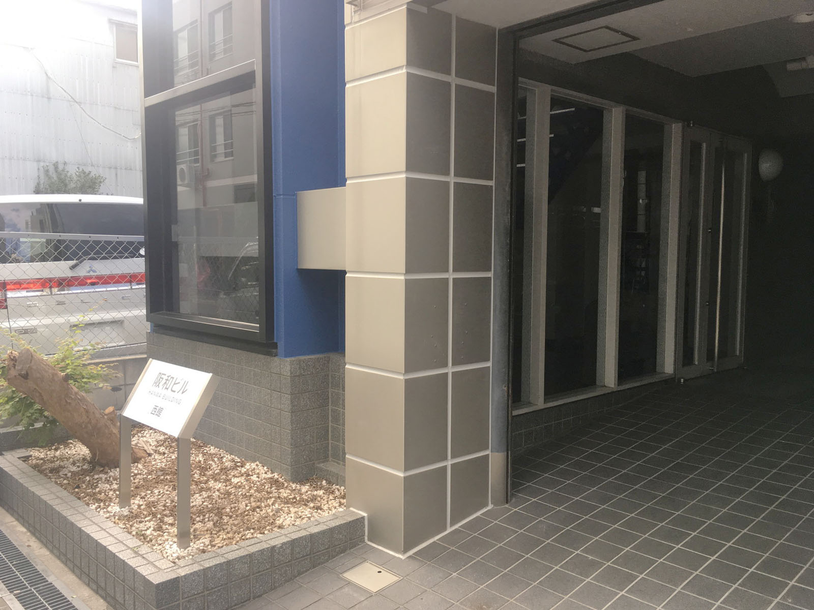 オフィスビル出入り口（西館）