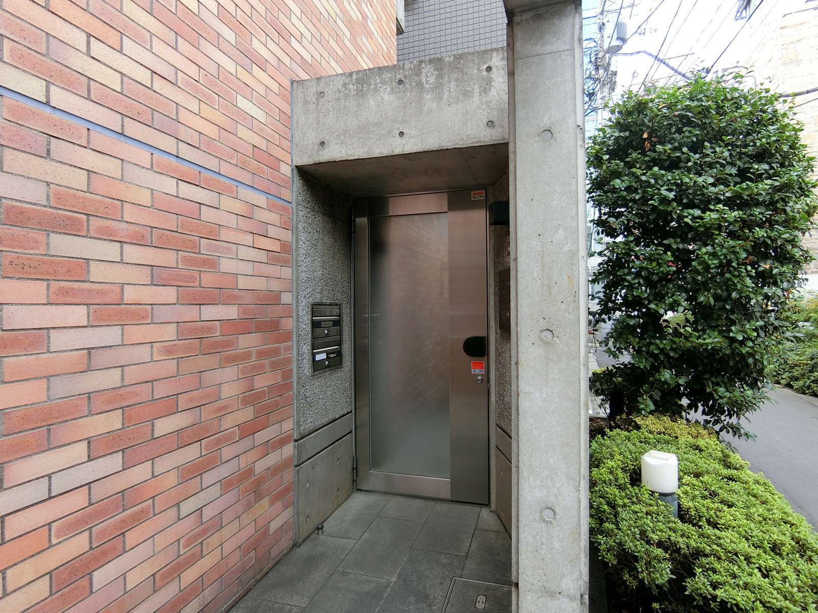 オフィスビル出入口
