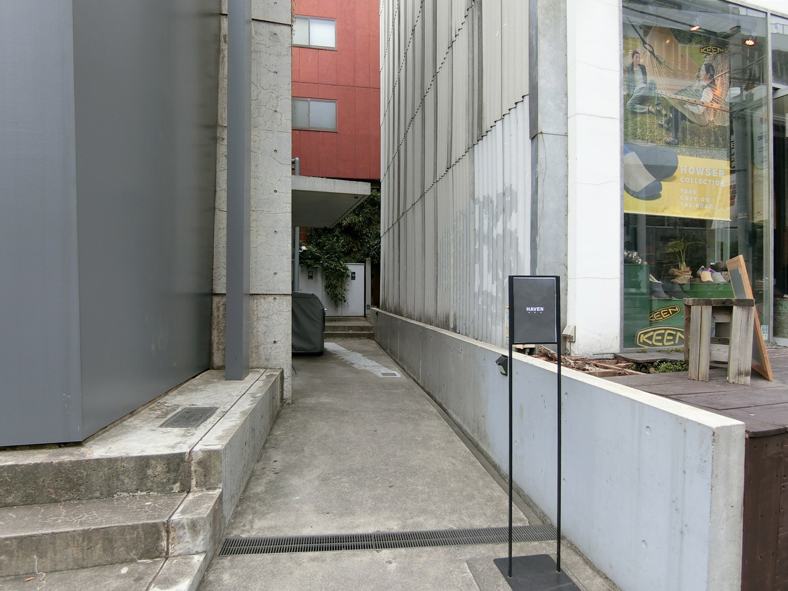 ビル裏手のオフィスビル出入口