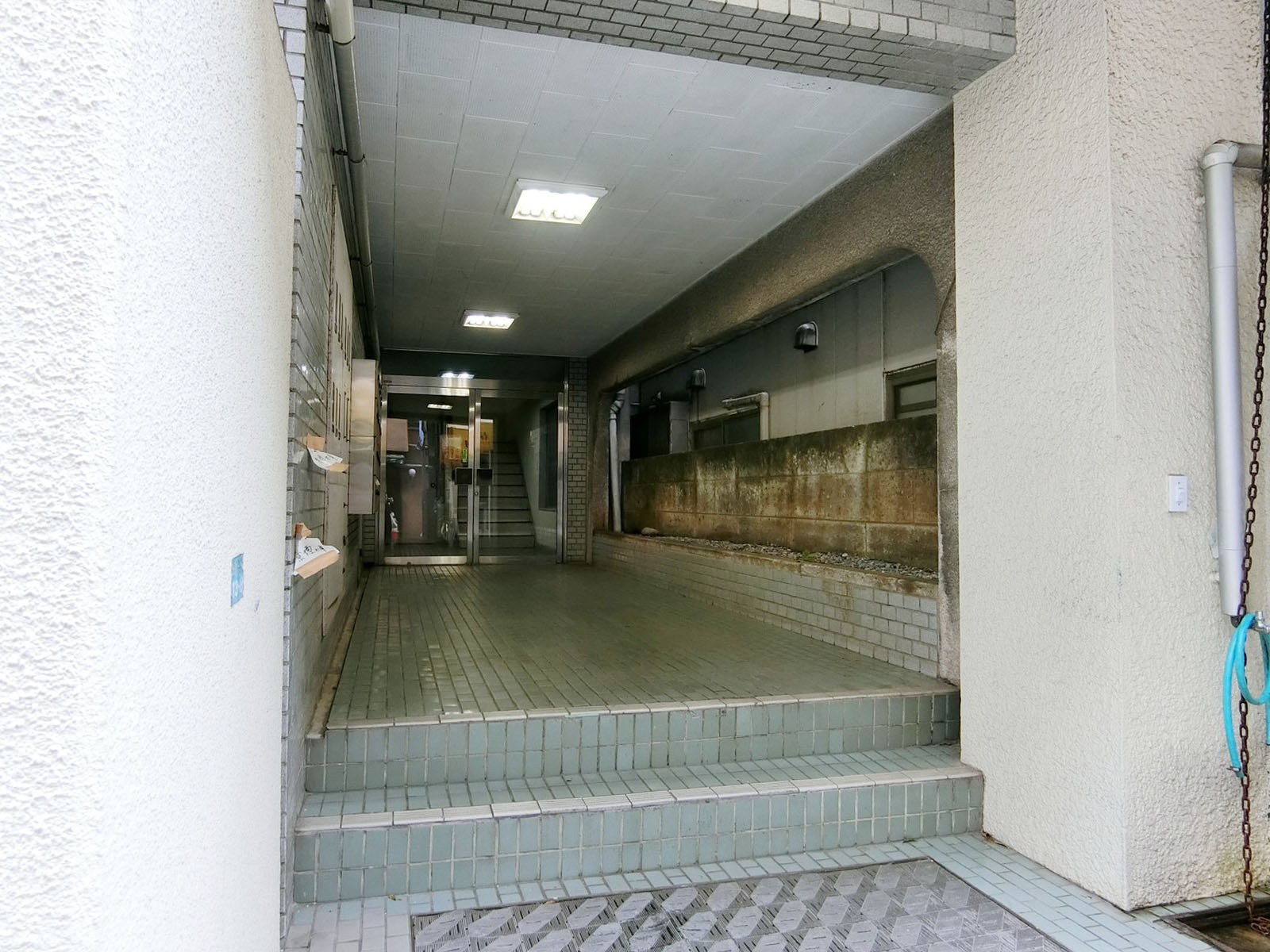 オフィスビル出入口