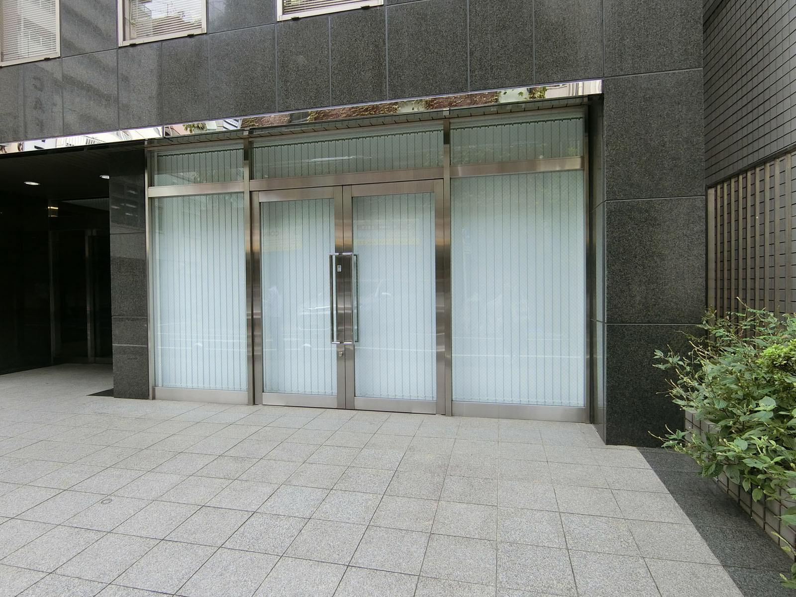1階テナントの出入口