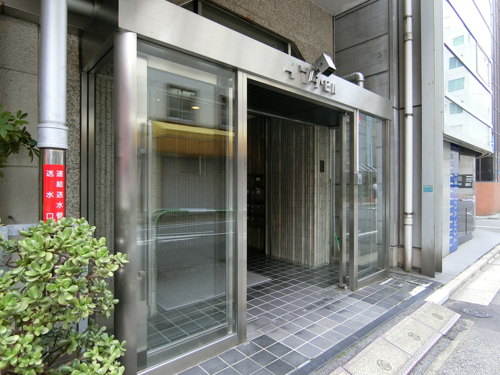オフィスビル出入口