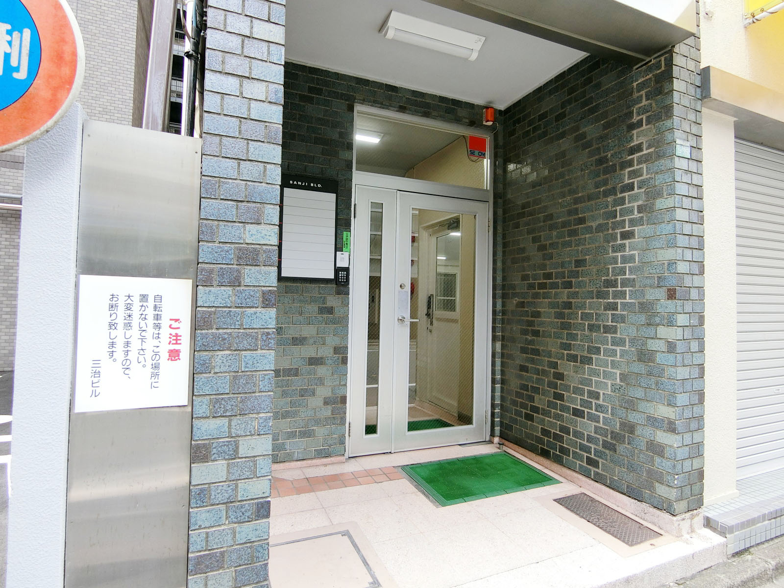 オフィスビル出入口