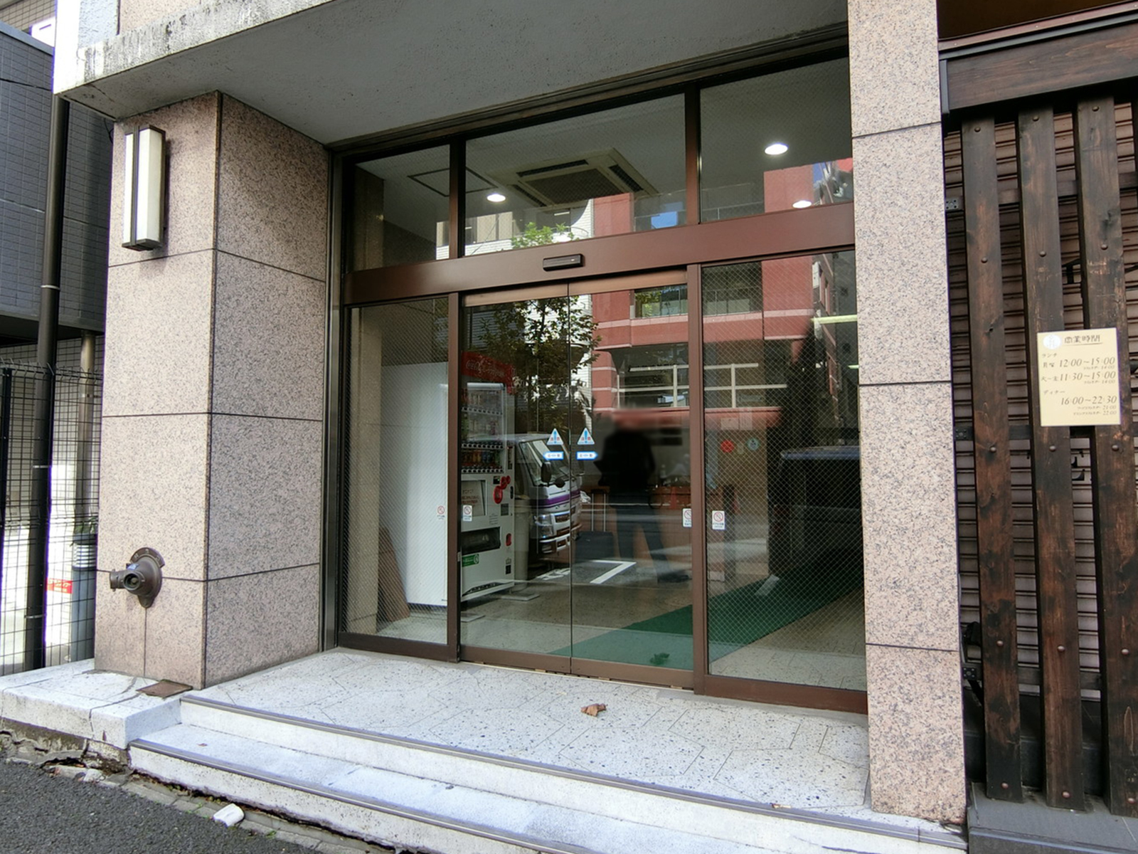 オフィスビル出入口