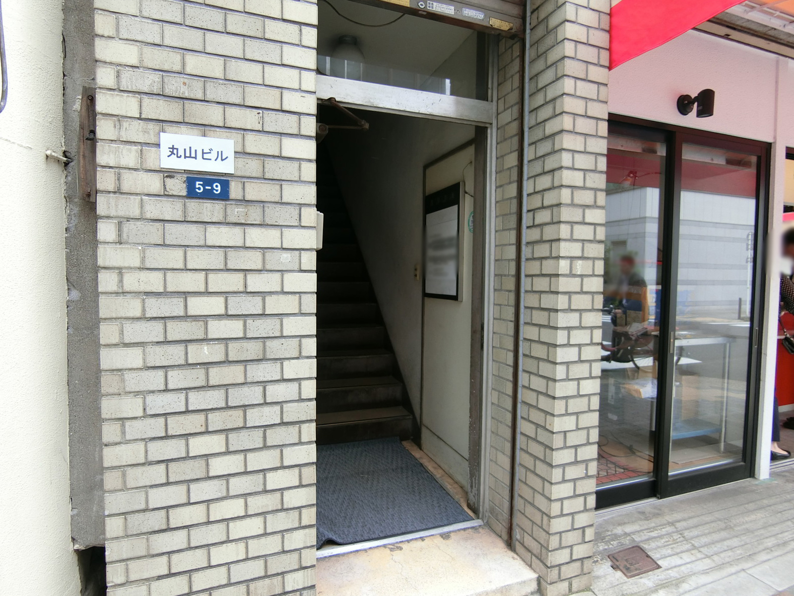オフィスビル出入り口