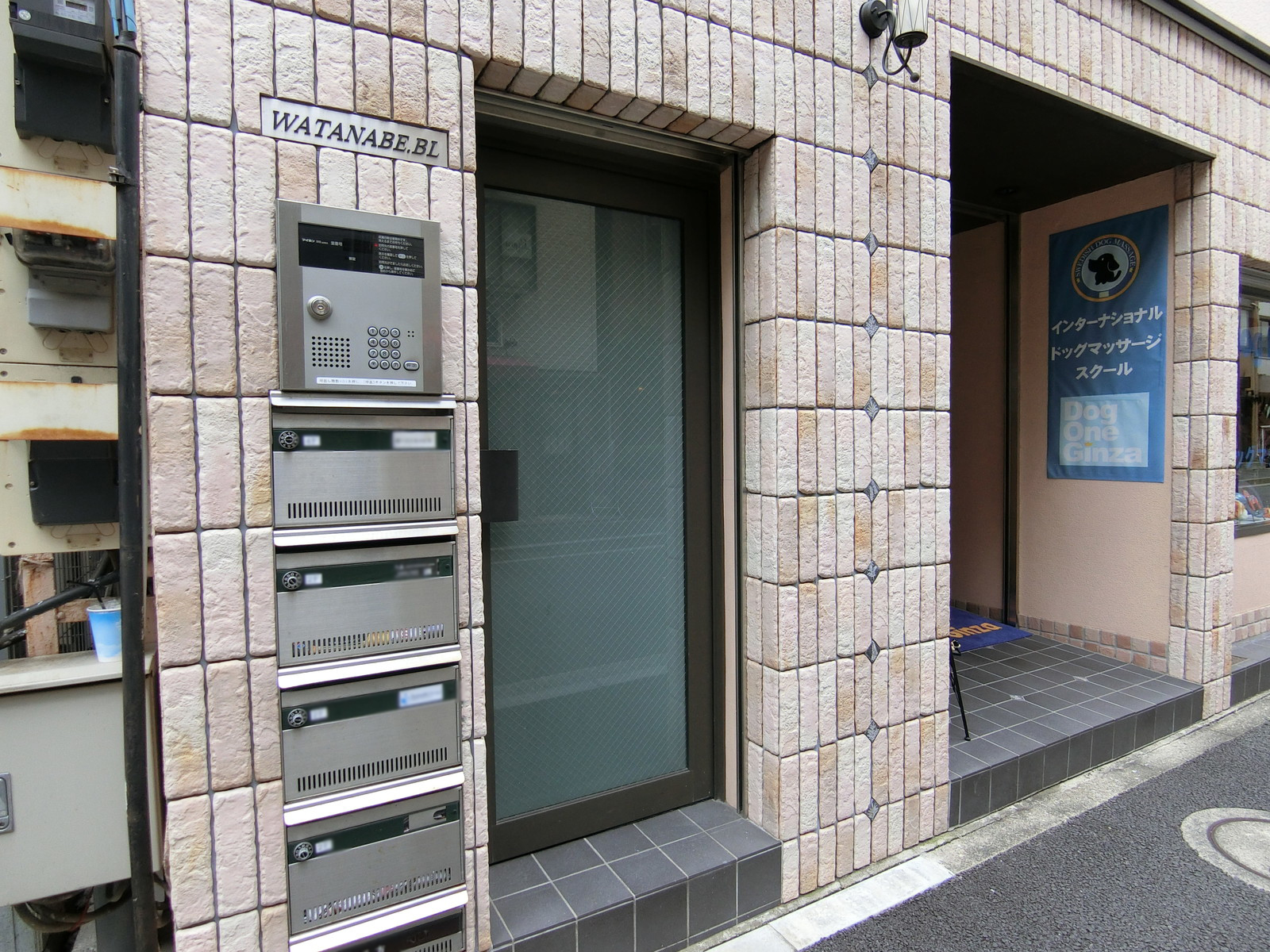オフィスビル入り口