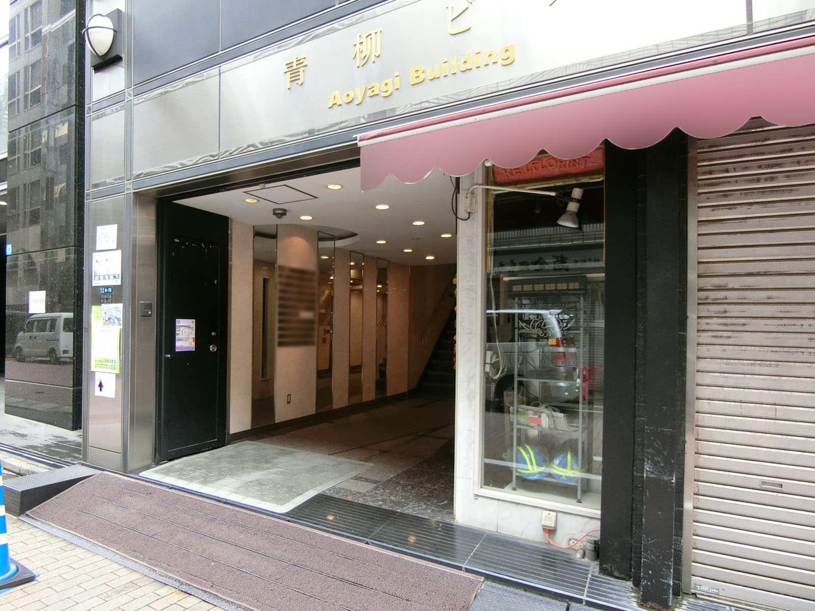 オフィスビル出入口