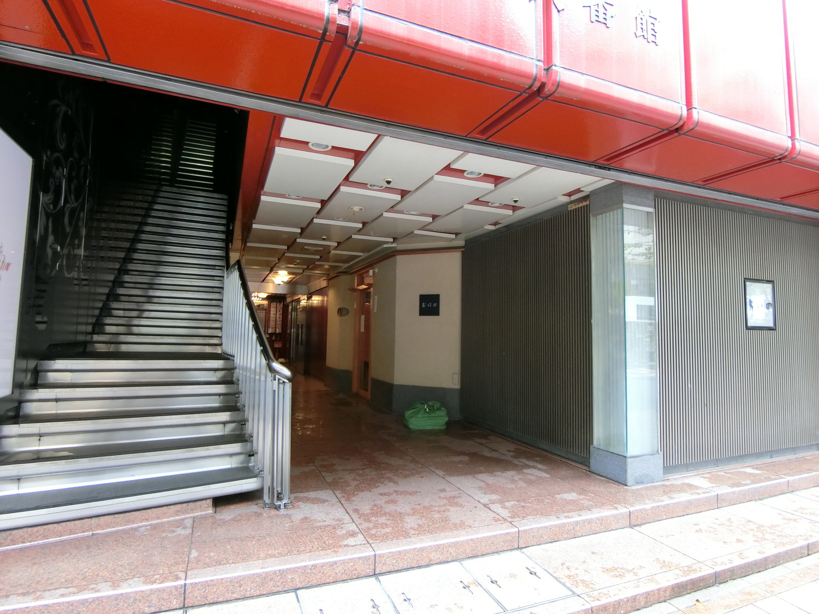 オフィスビル出入口