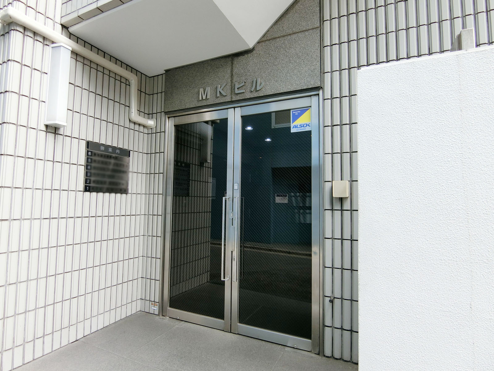 オフィスビル出入口