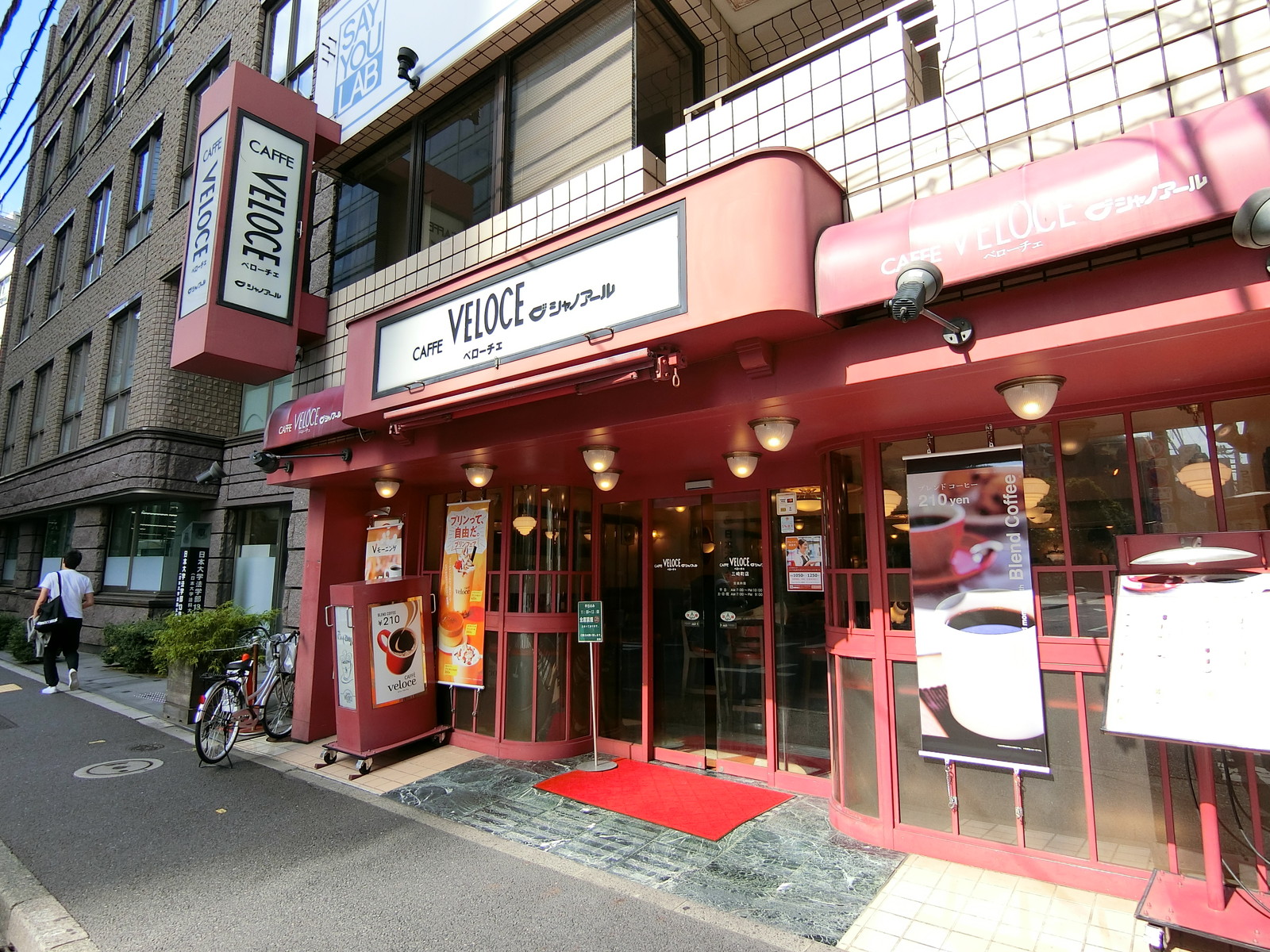 1階のカフェ・ベローチェ三崎町店