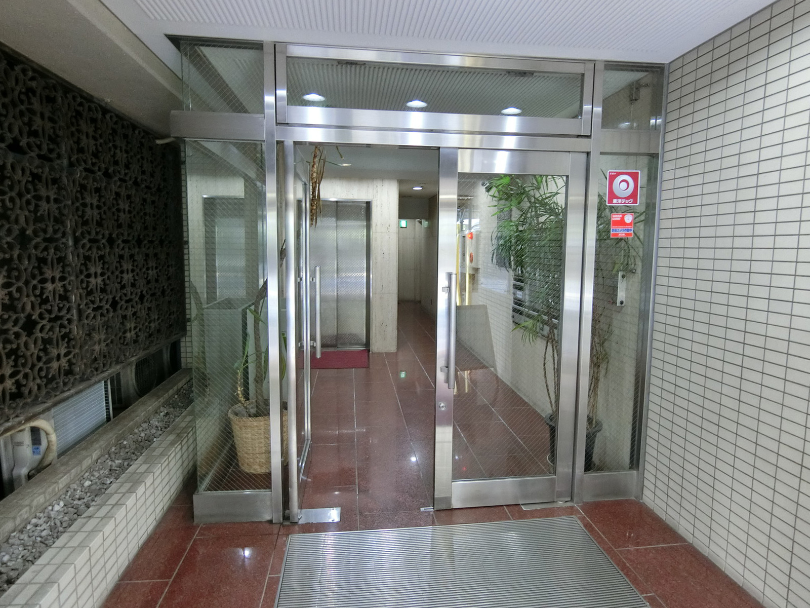 オフィスビル入口