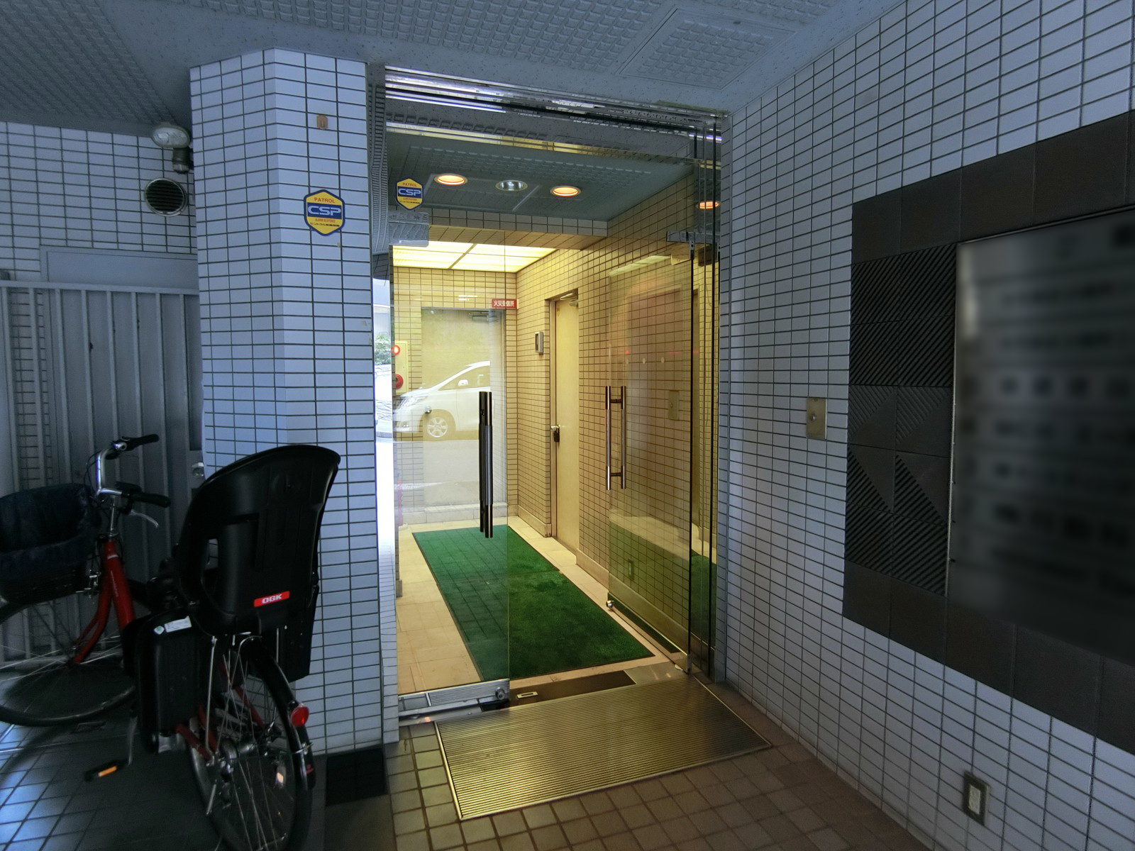 オフィスビル入口