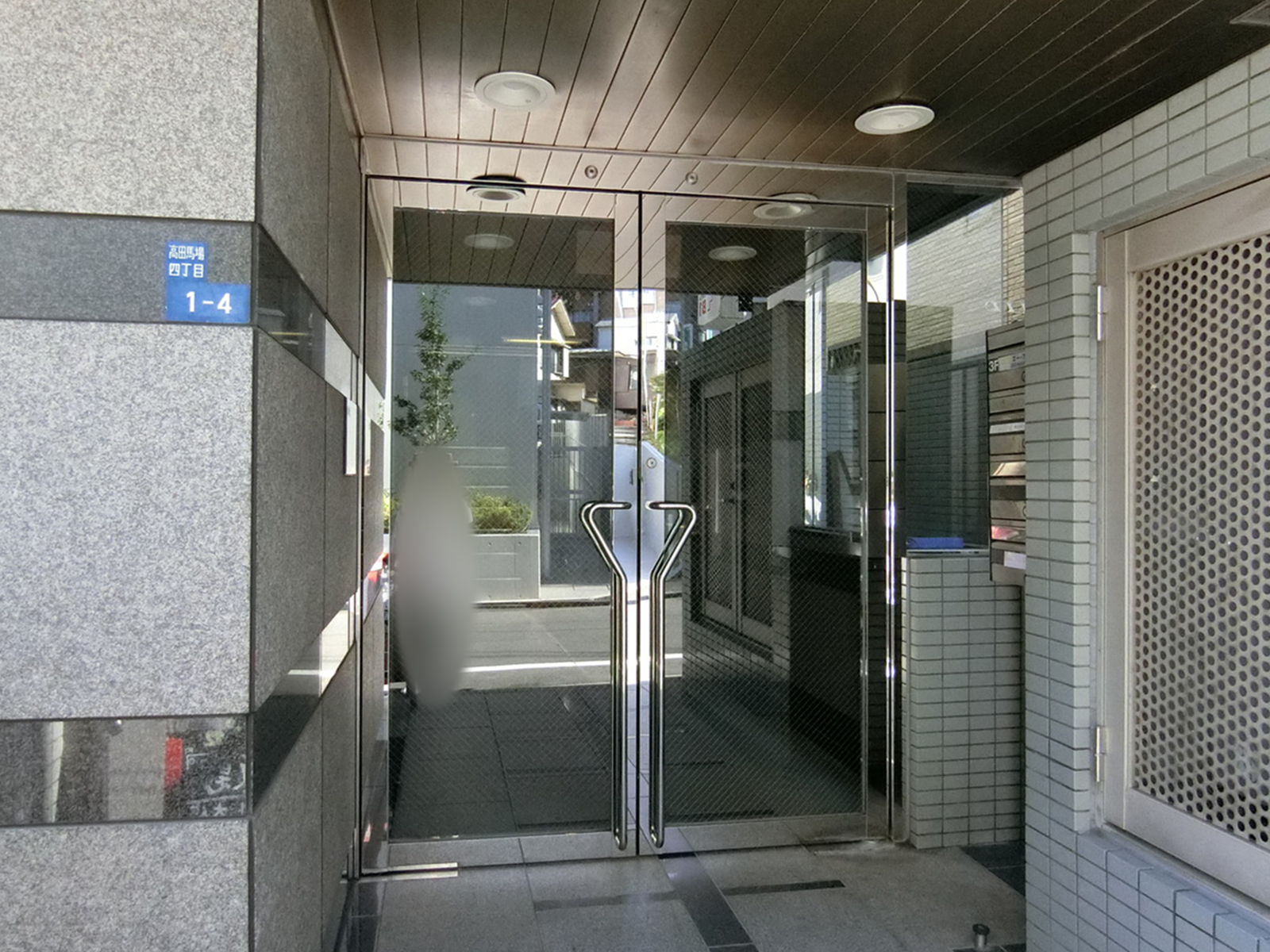 オフィスビル出入口