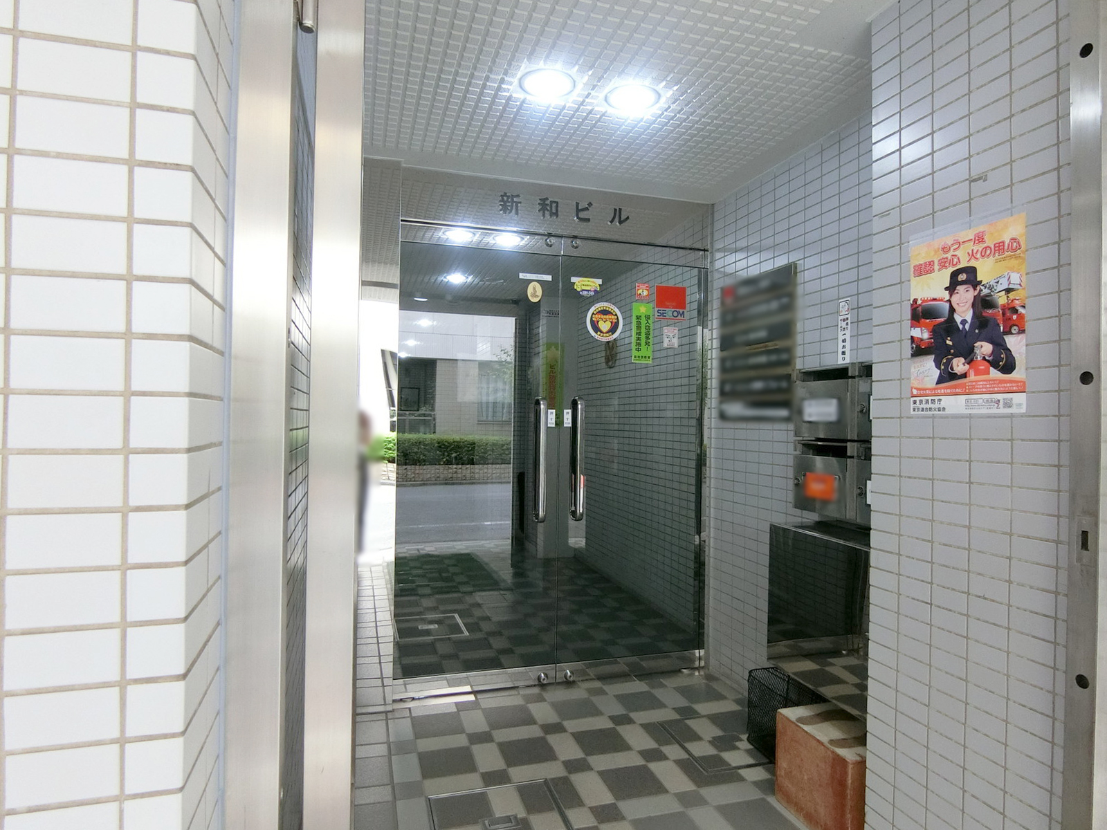 オフィスビル出入り口